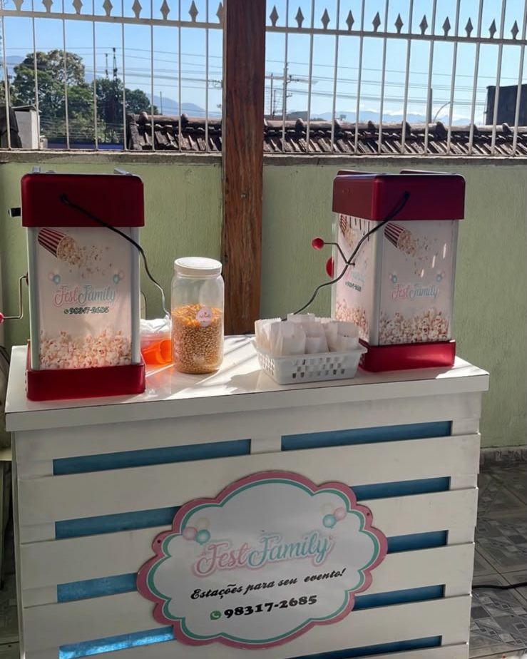 Duas máquinas de pipoca da Fest Family lado a lado, prontas para o evento