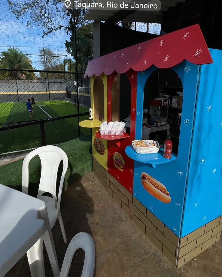 Estação de hot dog colorida montada pela Fest Family em evento em Taquara, Rio de Janeiro