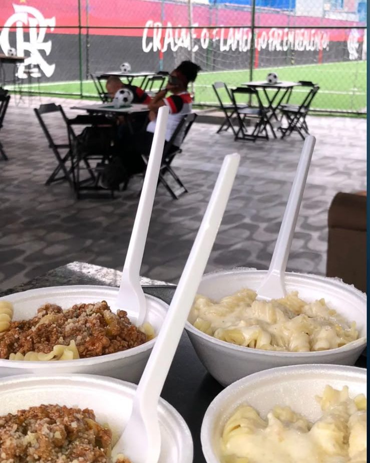 Potes de massa ao molho bolonhesa e ao molho branco servidos em evento da Fest Family