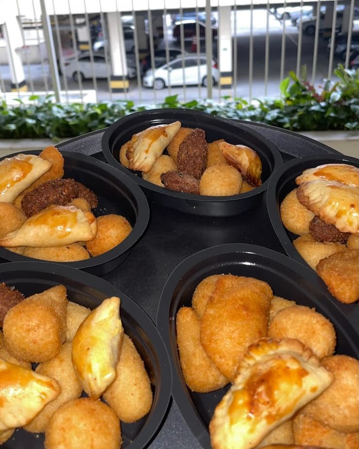 Bandeja farta de salgadinhos fritos variados, servidos em evento da Fest Family