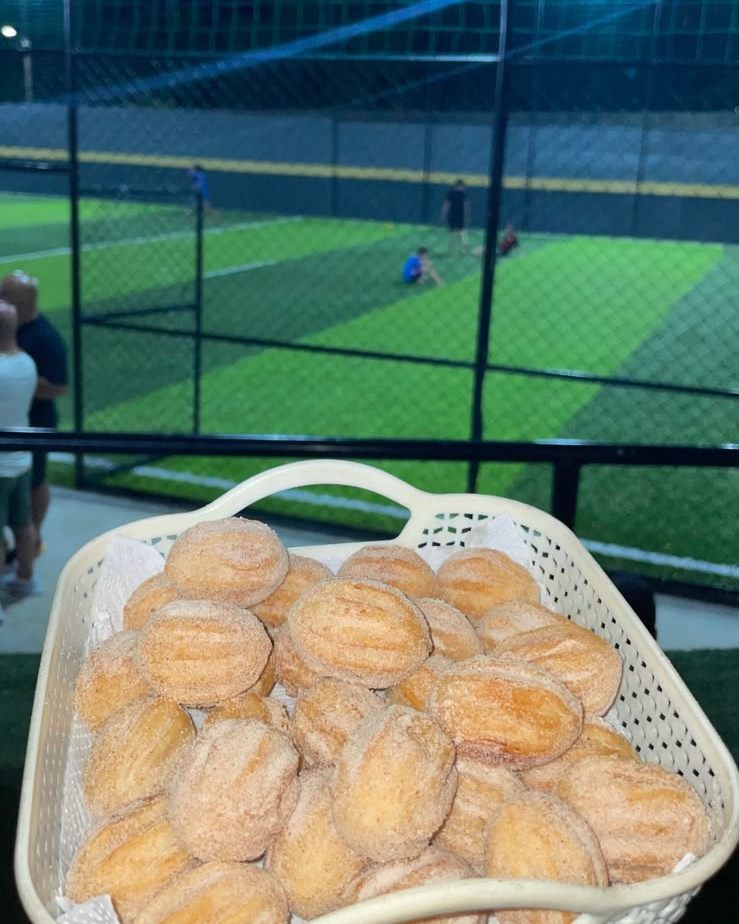 Cesta de donuts com açúcar e canela, servidos em evento da Fest Family