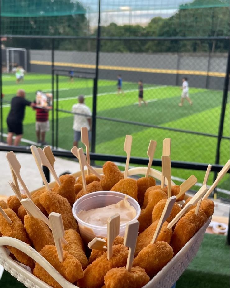 Cesta de iscas de frango empanadas com molho, servidas em evento da Fest Family