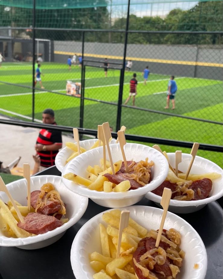 Porções de batata frita com calabresa e cebola caramelizada, servidas em evento da Fest Family