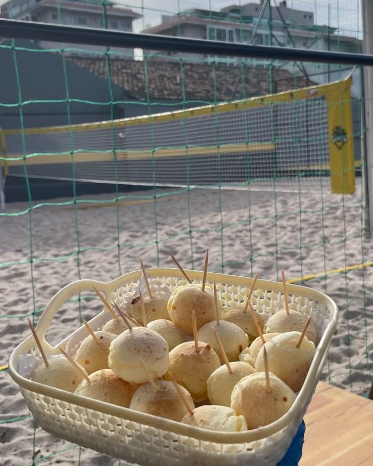 Cesta de pão de queijo quentinho, servido em evento da Fest Family à beira-mar