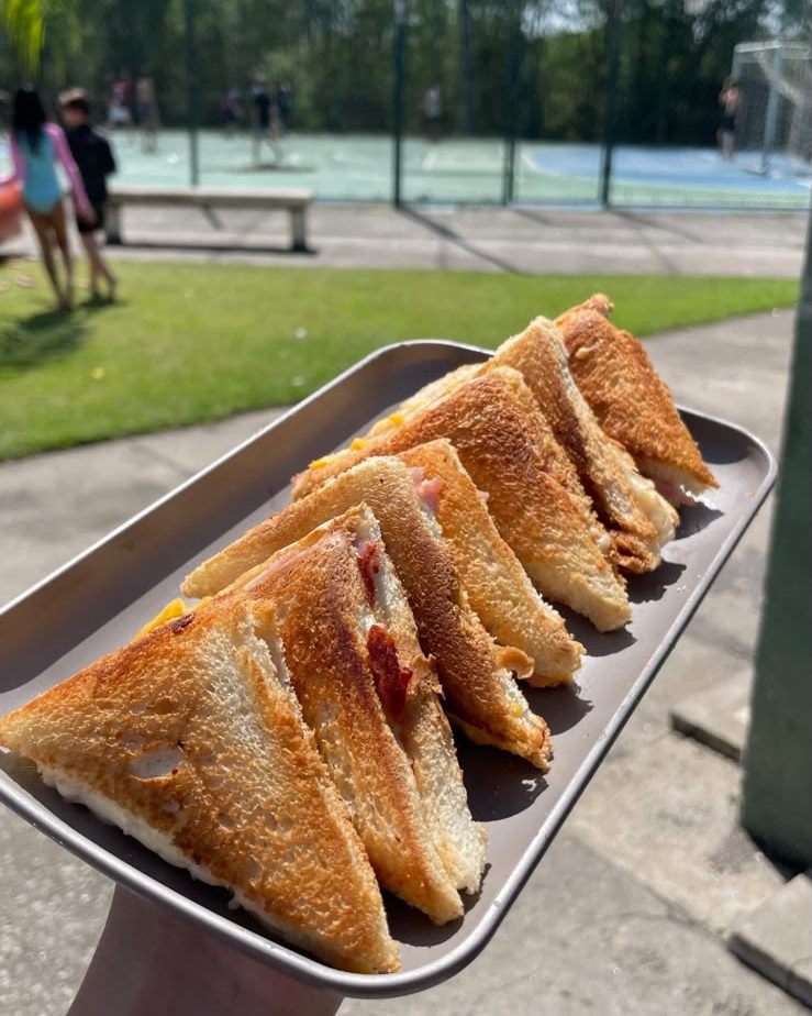 Bandeja de sanduíches quentes na chapa, servidos em evento da Fest Family