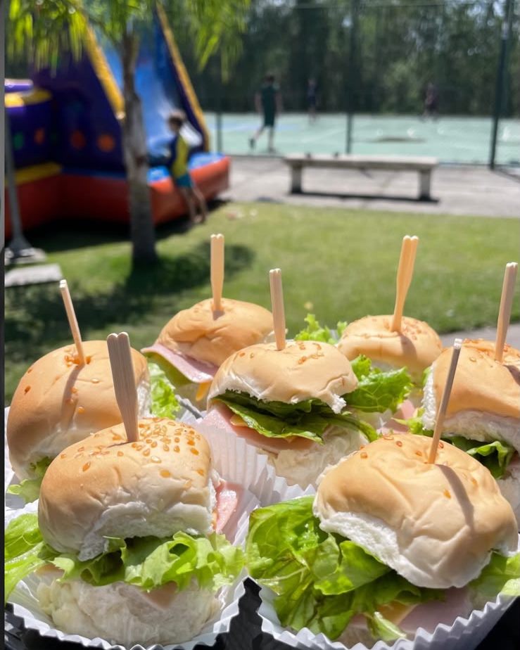 Mini sanduíches naturais servidos em festa infantil da Fest Family