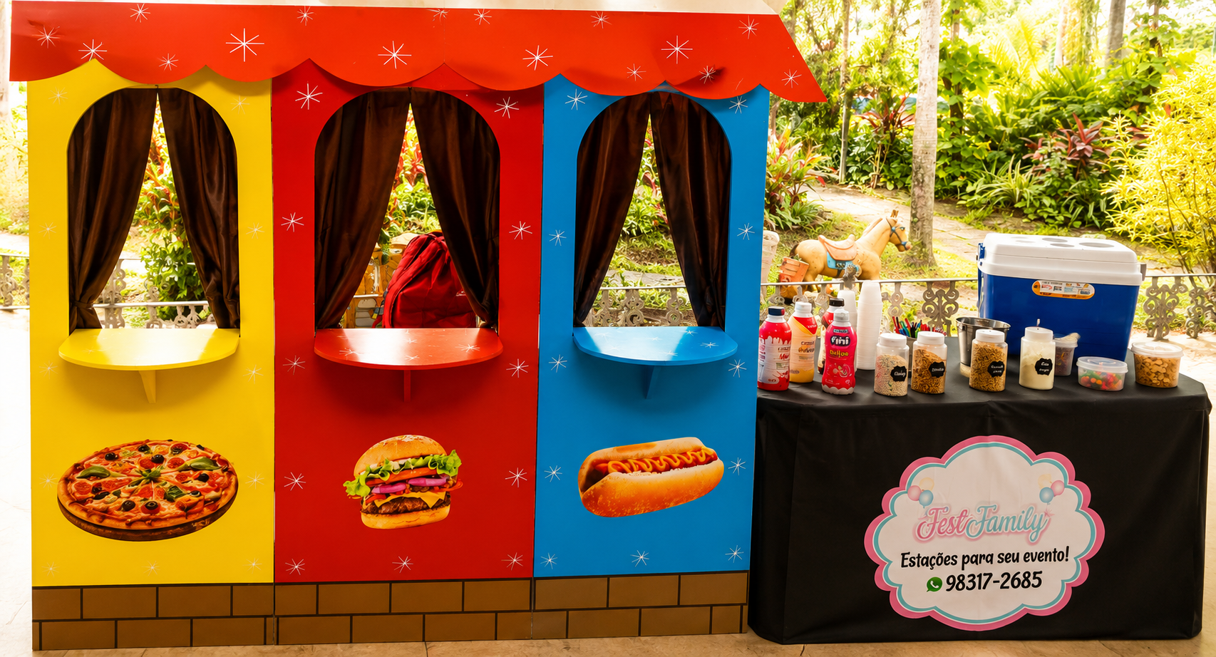 Estação de hot dog, hambúrguer e pizza montada pela equipe Fest Family em um evento